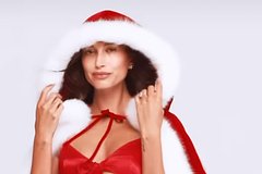 Жена Джастина Бибера снялась в откровенном наряде для рекламы