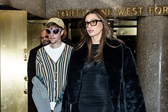 Жену Джастина Бибера высмеяли в сети за шубу поверх летнего платья