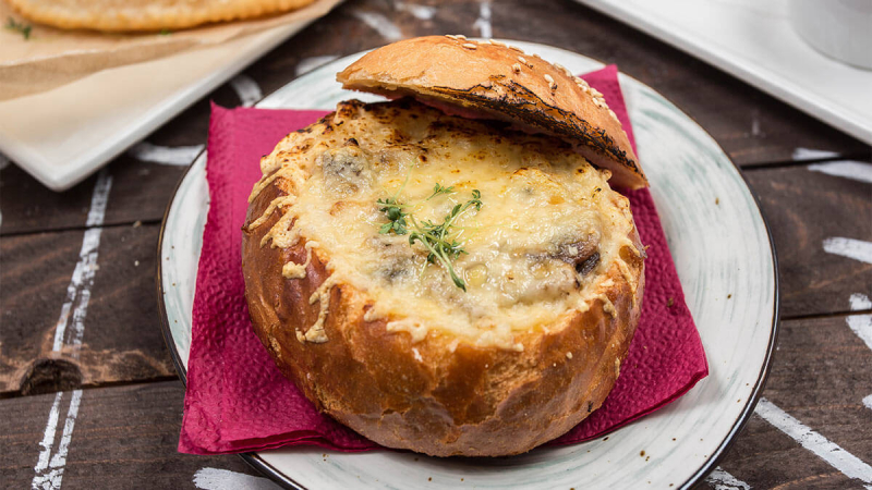 Жюльен с курицей в съедобных булочках: простое и вкусное блюдо